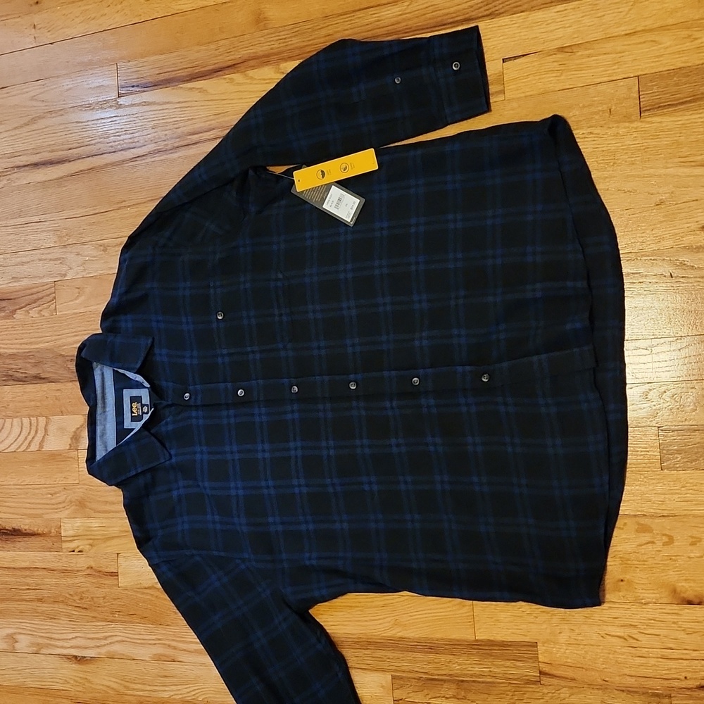 Lee mens Flannel xxl button down shirt. Dark blue. 60% cotton 40% polyester.